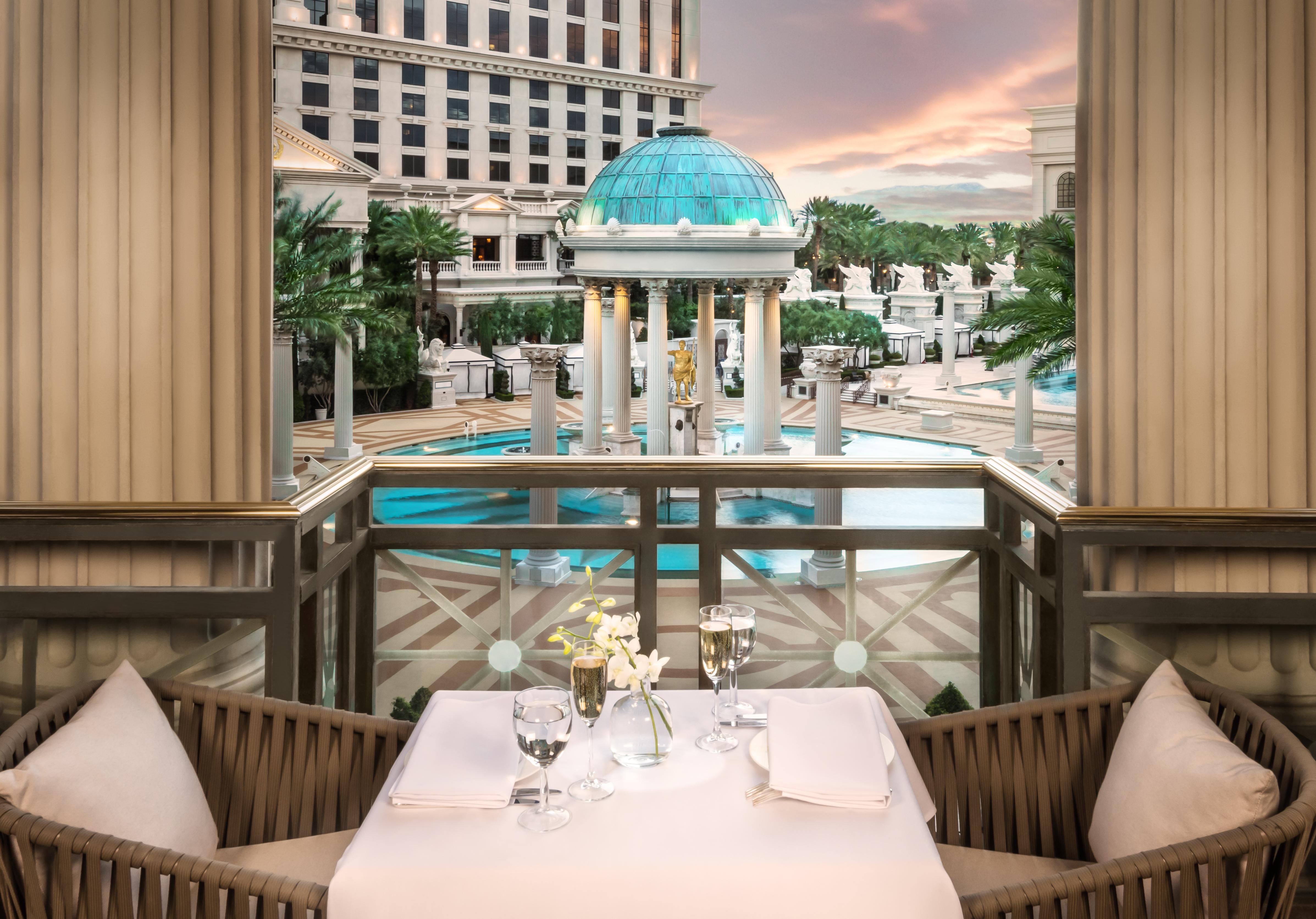 Caesars Palace Hotel & Casino Las Vegas Exterior foto The view of the pool from the restaurant